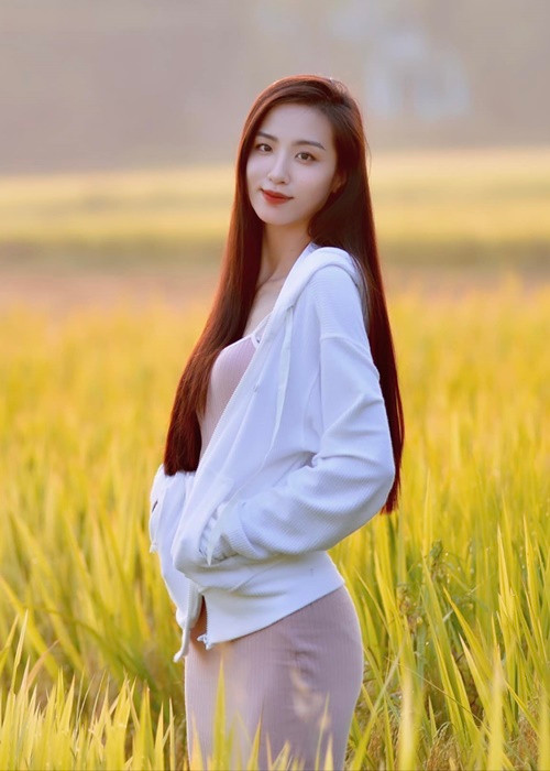 Ở đời thường, Tú Trinh có phong cách thời trang đa dạng khi nữ tính, lúc lại cá tính.