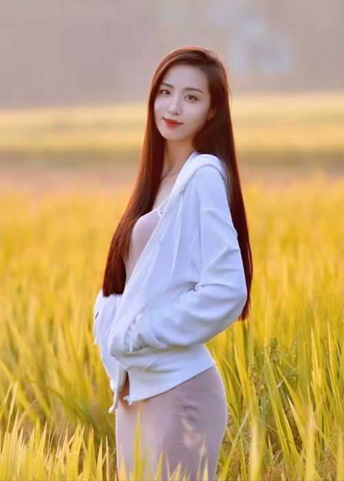 Ở đời thường, Tú Trinh có phong cách thời trang đa dạng khi nữ tính, lúc lại cá tính.