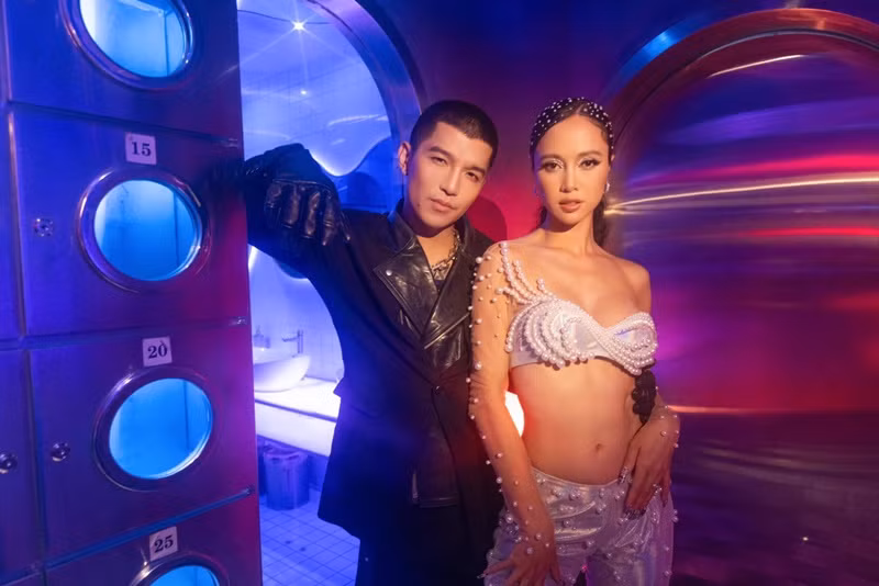 Vũ Ngọc Anh diện các mẫu váy cưới gợi cảm, cá tính. Ảnh: FBNV.