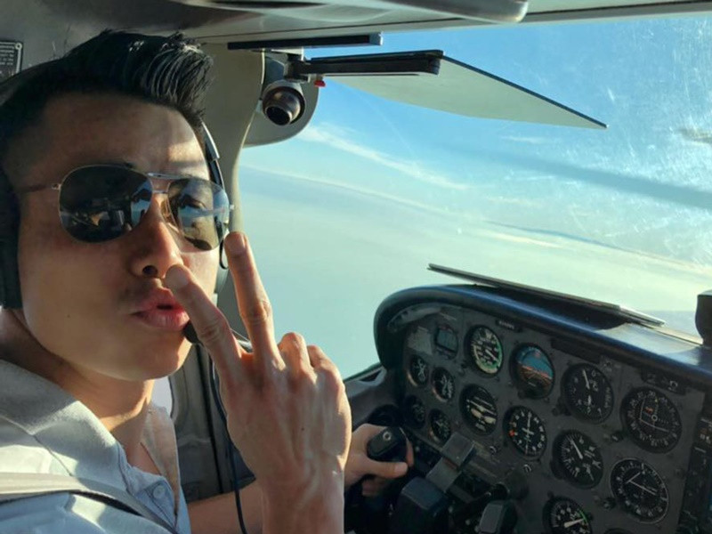 Tiến Đoàn đã tốt nghiệp khoá đào tạo phi công và đang làm giảng viên dạy lái máy bay. Năm 2021, chia sẻ trên truyền thông, siêu mẫu cho biết, anh muốn phấn đấu tích lũy tối thiểu 1.500 giờ bay để đủ điều kiện xin vào một hãng hàng không, thực hiện ước mơ trở thành phi công. Ảnh: Vietnamnet.