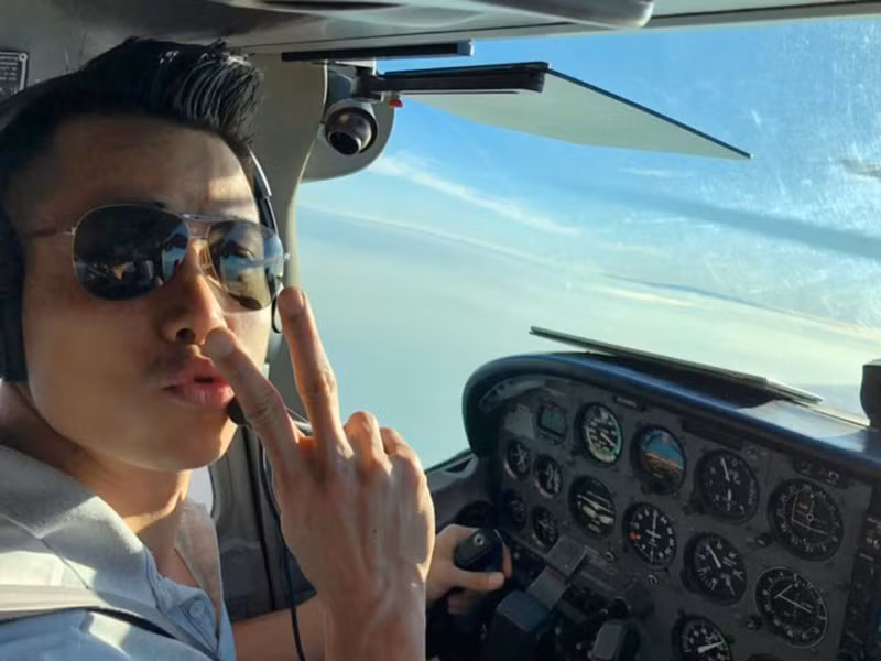 Tiến Đoàn đã tốt nghiệp khoá đào tạo phi công và đang làm giảng viên dạy lái máy bay. Năm 2021, chia sẻ trên truyền thông, siêu mẫu cho biết, anh muốn phấn đấu tích lũy tối thiểu 1.500 giờ bay để đủ điều kiện xin vào một hãng hàng không, thực hiện ước mơ trở thành phi công. Ảnh: Vietnamnet.