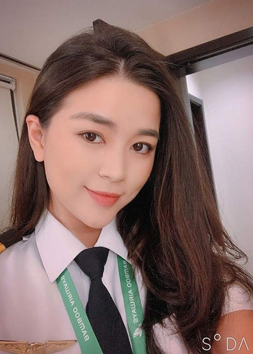 Trong cuộc phỏng vấn với Zing, Diệu Thúy cho biết, cô làm tiếp viên hàng không hai năm rồi nộp hồ sơ học phi công. Lúc đó, nữ diễn viên đã 27 tuổi. Ảnh: Dân Việt.