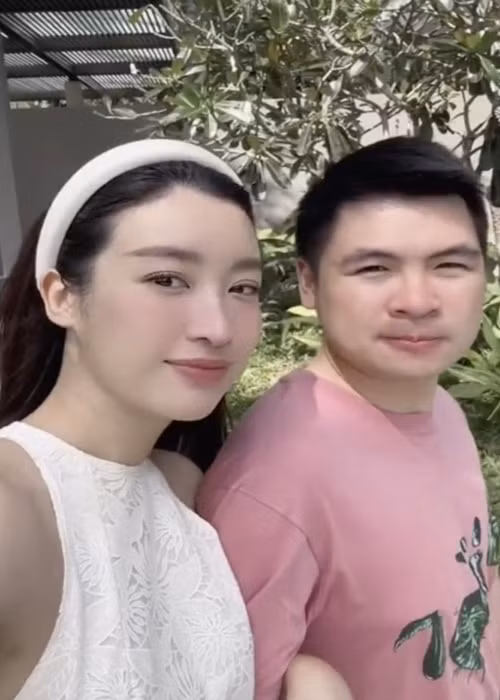 Tin đồn Đỗ Mỹ Linh mang bầu liên tục rộ lên khi cô nhiều lần lộ khuôn mặt tròn trịa hơn, thường xuyên mặc đồ rộng giấu bụng, đi giày dép thấp. Ảnh: Tiền Phong.