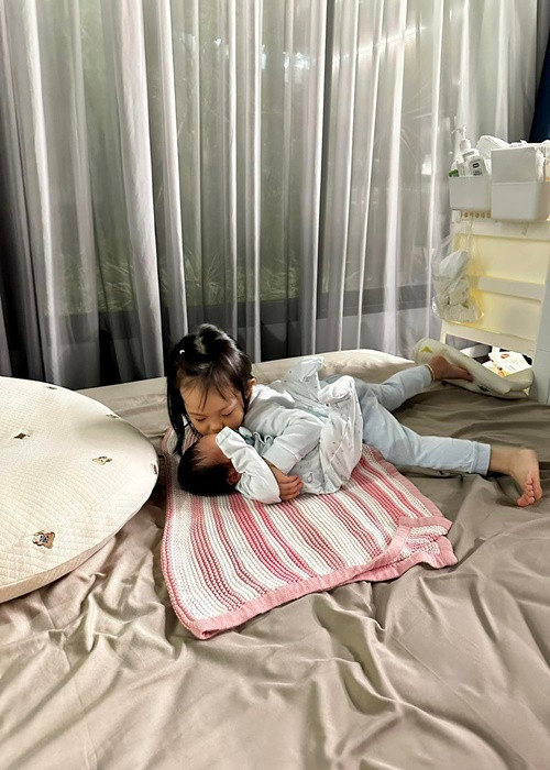 3 tuổi, con gái Đàm Thu Trang và Cường Đô la đã biết quan tâm đến em.