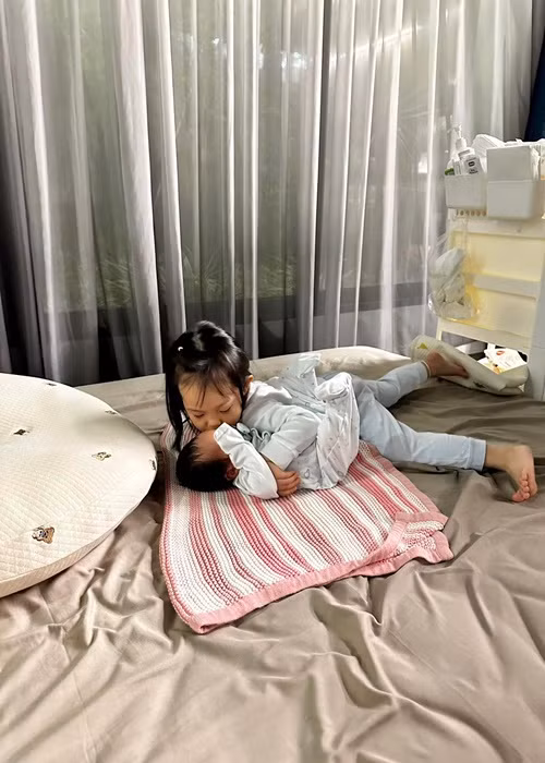 3 tuổi, con gái Đàm Thu Trang và Cường Đô la đã biết quan tâm đến em.