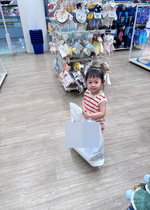 Bé Suchin rất hào hứng đi mua đồ cho em trai.