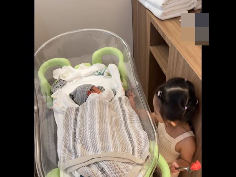 Đàm Thu Trang khoe bé Suchin hát tặng bé Sutin bài hát tiếng Anh.