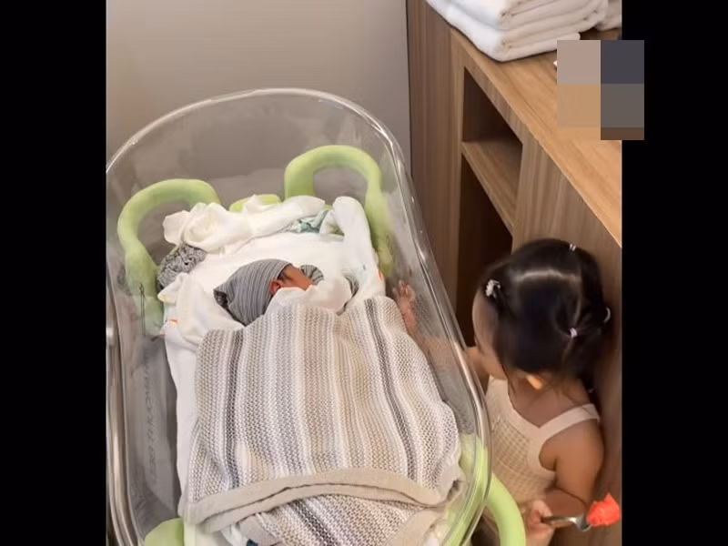 Đàm Thu Trang khoe bé Suchin hát tặng bé Sutin bài hát tiếng Anh.