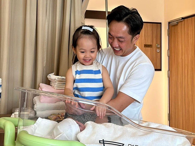 Bé Suchin rất hạnh phúc khi em trai Sutin chào đời cuối tháng 5 vừa qua.