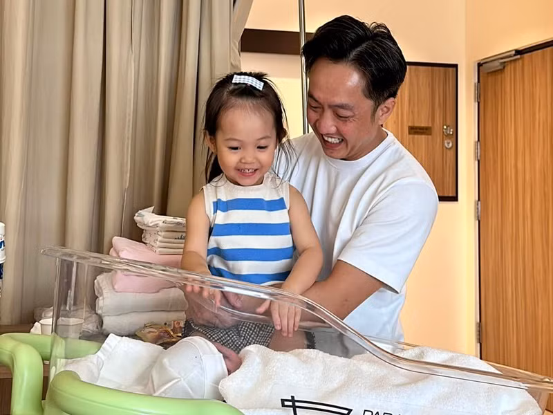 Bé Suchin rất hạnh phúc khi em trai Sutin chào đời cuối tháng 5 vừa qua.