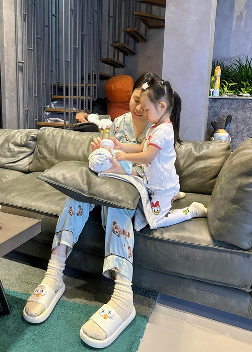 Cô nhóc phụ mẹ cho em trai uống sữa. "Ruộng sâu trâu nái không bằng con gái đầu lòng. Mẹ nhờ được chị Suchin nhiều thứ lắm rùi", Đàm Thu Trang cho hay.