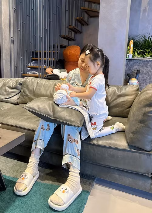 Cô nhóc phụ mẹ cho em trai uống sữa. "Ruộng sâu trâu nái không bằng con gái đầu lòng. Mẹ nhờ được chị Suchin nhiều thứ lắm rùi", Đàm Thu Trang cho hay.