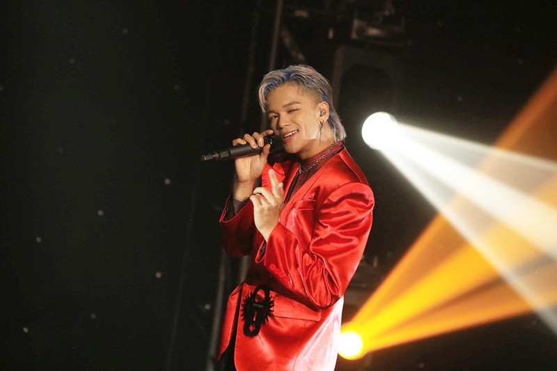 Năm 2018, Trọng Hiếu Idol bất ngờ bị vướng phải tin đồn lộ clip nóng đồng tính. Nhanh chóng, nam ca sĩ phủ nhận là người đàn ông trong clip. "Người xuất hiện trong đoạn phim chẳng giống tý nào cả, gầy hơn tôi nhiều", Vietnamnet dẫn lời Trọng Hiếu. Ảnh: FBNV.