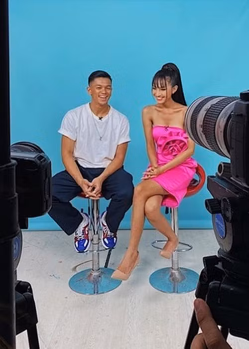 Tháng 5/2020, Trọng Hiếu và Hoài Sa chia tay. Mỹ nhân chuyển giới cho biết, cả hai có thể cùng nhau tâm sự, chia sẻ, tuy nhiên không có khao khát chinh phục, muốn gần gũi đối phương. Hoài Sa nói thêm cô dần nhận ra tình cảm đơn phương năm 2015 chỉ là sự cảm mến dành cho một tài năng, chứ không phải tình yêu. Ảnh: Yan.