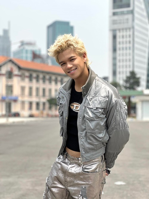 Mới đây, trong chương trình của Thu Minh, trước câu hỏi yêu nam hay yêu nữ, Trọng Hiếu chia sẻ: “Đối với em, con người là con người. Con người nào cũng cần yêu, cũng muốn được yêu. Tôi yêu con người”. Ảnh: FBNV.