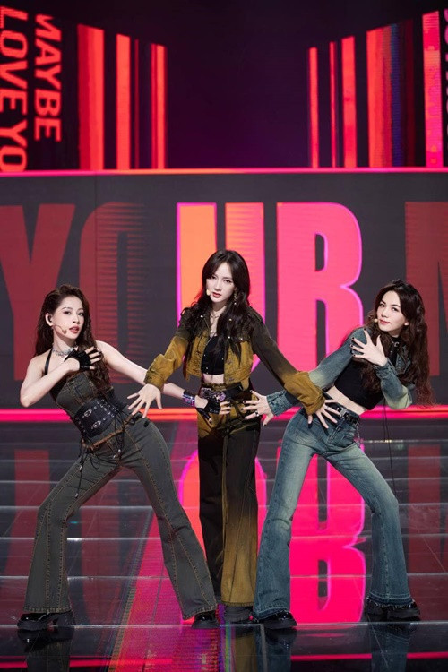 Trong vòng công diễn thứ 4, Chi Pu cùng Ella và Mạnh Giai thể hiện ca khúc Shut up and dance. Nhóm đứng hạng 2. Chi Pu xếp hạng thứ 4. Ảnh: FBNV.