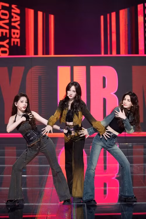 Trong vòng công diễn thứ 4, Chi Pu cùng Ella và Mạnh Giai thể hiện ca khúc Shut up and dance. Nhóm đứng hạng 2. Chi Pu xếp hạng thứ 4. Ảnh: FBNV.