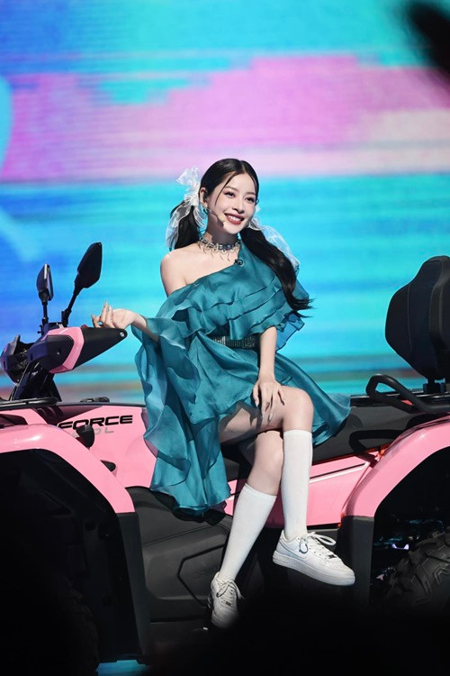 Trong vòng công diễn thứ 3, Chi Pu cùng Ngô Thiến, Lý Sa Mân Tử biểu diễn ca khúc Muốn đi biển. Nhóm đứng hạng 5 trong tổng số 6 đội. Chi Pu xếp hạng thứ 9. Ảnh: FBNV.