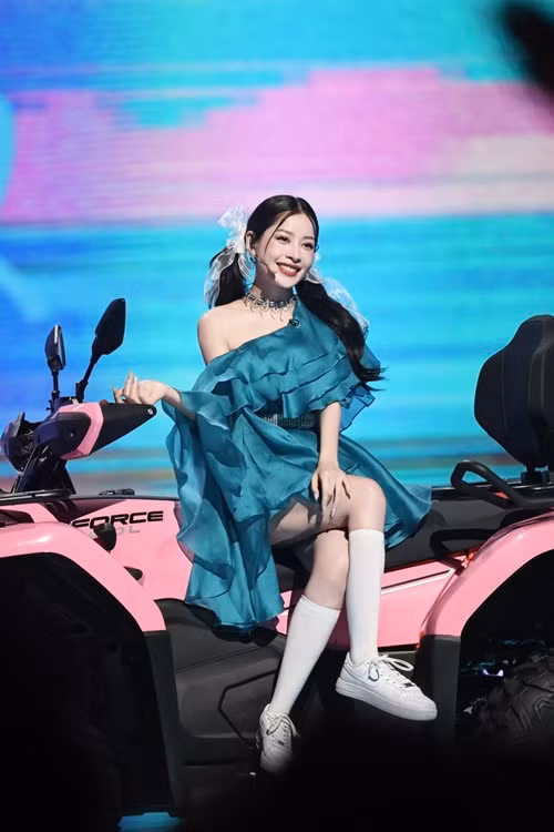 Trong vòng công diễn thứ 3, Chi Pu cùng Ngô Thiến, Lý Sa Mân Tử biểu diễn ca khúc Muốn đi biển. Nhóm đứng hạng 5 trong tổng số 6 đội. Chi Pu xếp hạng thứ 9. Ảnh: FBNV.