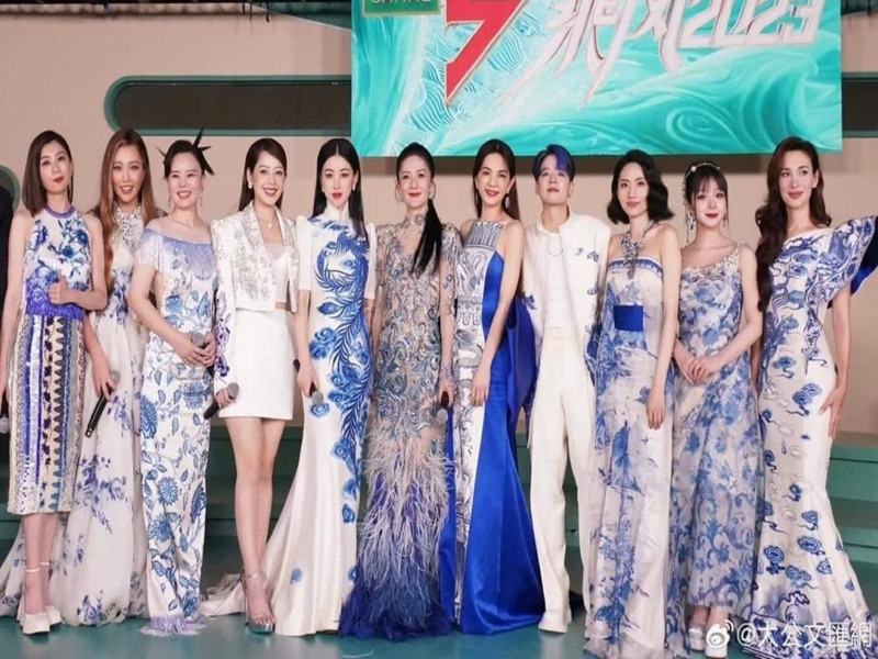 Chi Pu xếp hạng 6, giành vé hoạt động trong nhóm nhạc nữ chiến thắng chương trình cùng Ella (quán quân), Amber (hạng 2), MARiA (hạng 3), Tạ Na (hạng 4), Chu Châu (hạng 5), Lưu Tích Quân (hạng 7), A-Lin (hạng 8), Lư Tĩnh San (hạng 9), Cung Lâm Na (hạng 10) và Giả Tịnh Văn (hạng 11). Ảnh: Dân Việt.