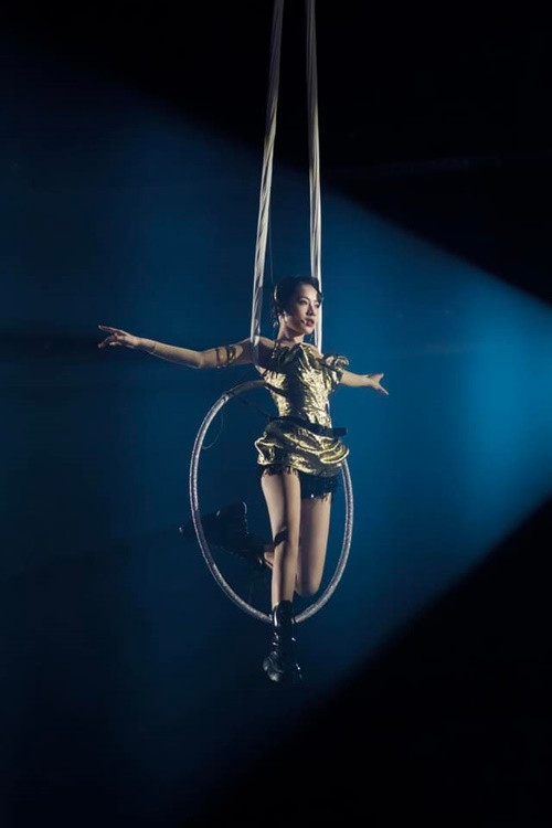 Trong vòng công diễn thứ 2, Chi Pu cùng Cung Lâm Na, Lưu Nhã Sắt trình diễn ca khúc Rosemary. Chi Pu gây ấn tượng khi đu dây, nhào lộn trên cao. Nhóm của Chi Pu đứng thứ 2. Mỹ nhân Việt vươn lên hạng 4. Ảnh: FBNV.