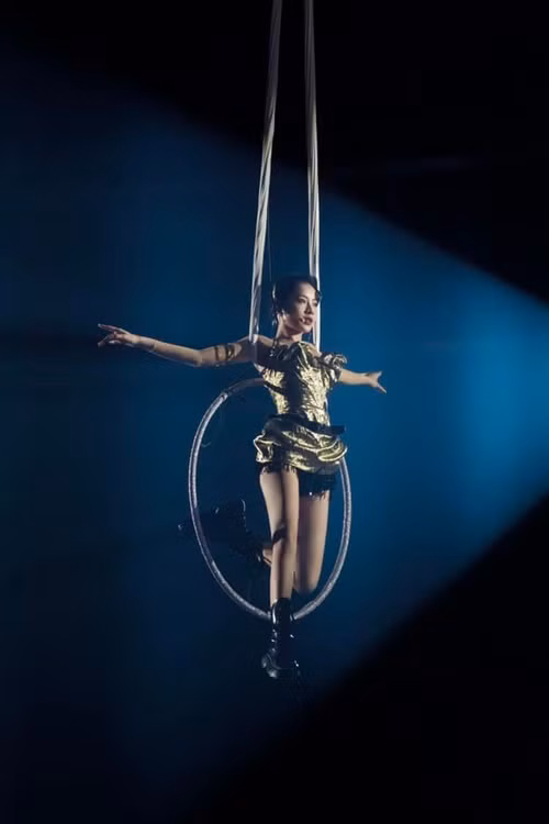 Trong vòng công diễn thứ 2, Chi Pu cùng Cung Lâm Na, Lưu Nhã Sắt trình diễn ca khúc Rosemary. Chi Pu gây ấn tượng khi đu dây, nhào lộn trên cao. Nhóm của Chi Pu đứng thứ 2. Mỹ nhân Việt vươn lên hạng 4. Ảnh: FBNV.