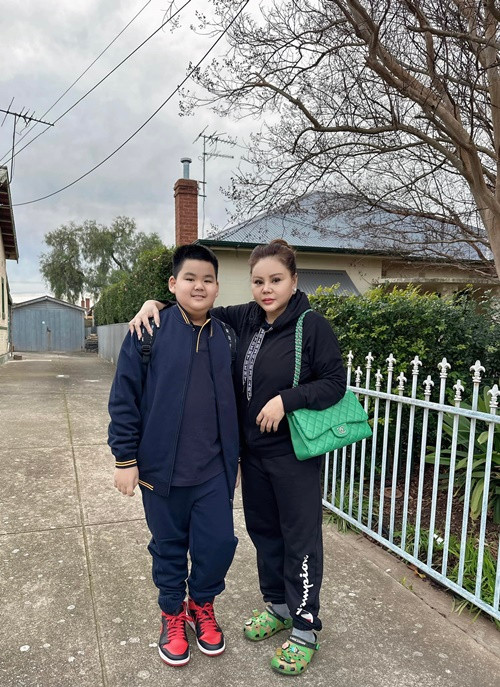Lê Giang vừa đưa con trai thứ ba Luke Nguyễn sang Australia làm thủ tục định cư và nhập học.