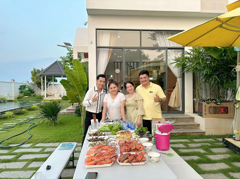 Bà mẹ ba con mở tiệc trong biệt thự ở Vũng Tàu.