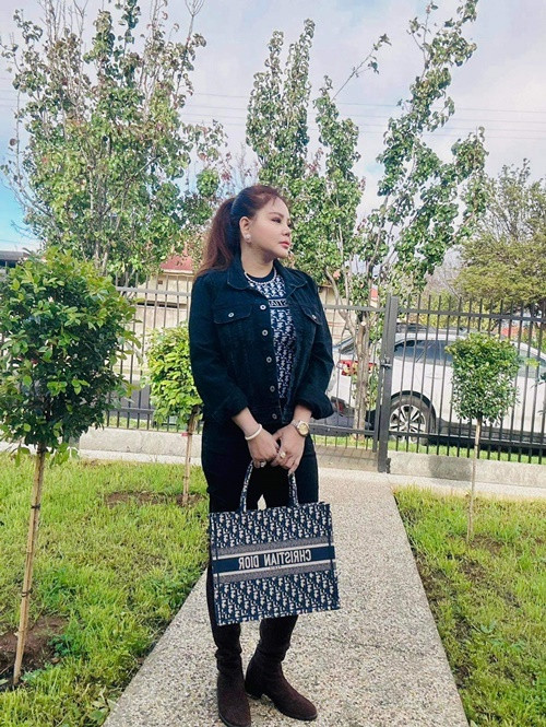 Cô đi lại giữa Việt Nam và Australia để thăm con trai.