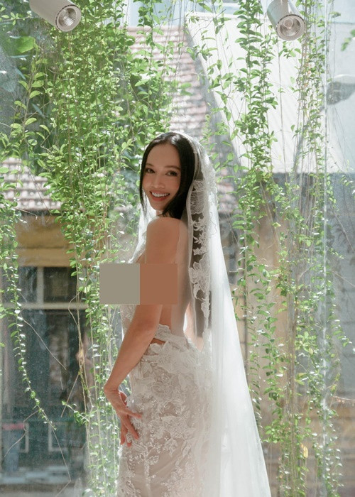 Mỹ nhân phim Quyên thử một mẫu váy cưới hở lưng. Ảnh: FBNV.