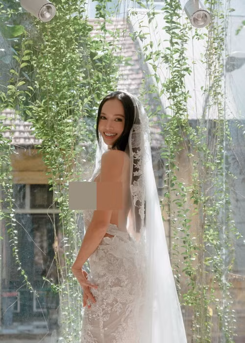 Mỹ nhân phim Quyên thử một mẫu váy cưới hở lưng. Ảnh: FBNV.