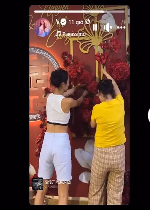 Vũ Ngọc Anh cùng gia đình chuẩn bị cho lễ ăn hỏi. Ảnh chụp màn hình.