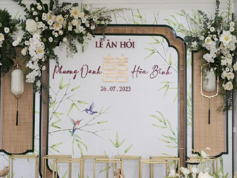 Ở quê nhà cô dâu, lễ ăn hỏi được trang trí theo tông màu trắng và xanh. Ảnh: Saostar.