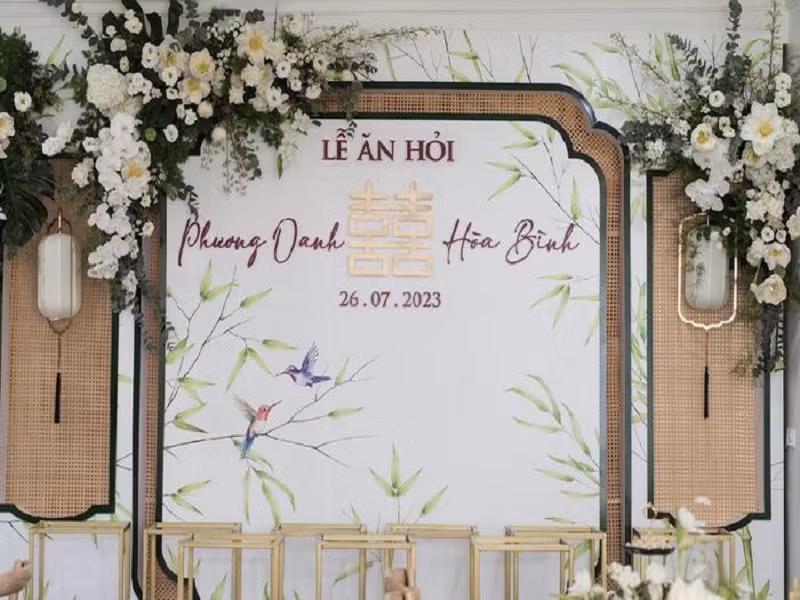 Ở quê nhà cô dâu, lễ ăn hỏi được trang trí theo tông màu trắng và xanh. Ảnh: Saostar.