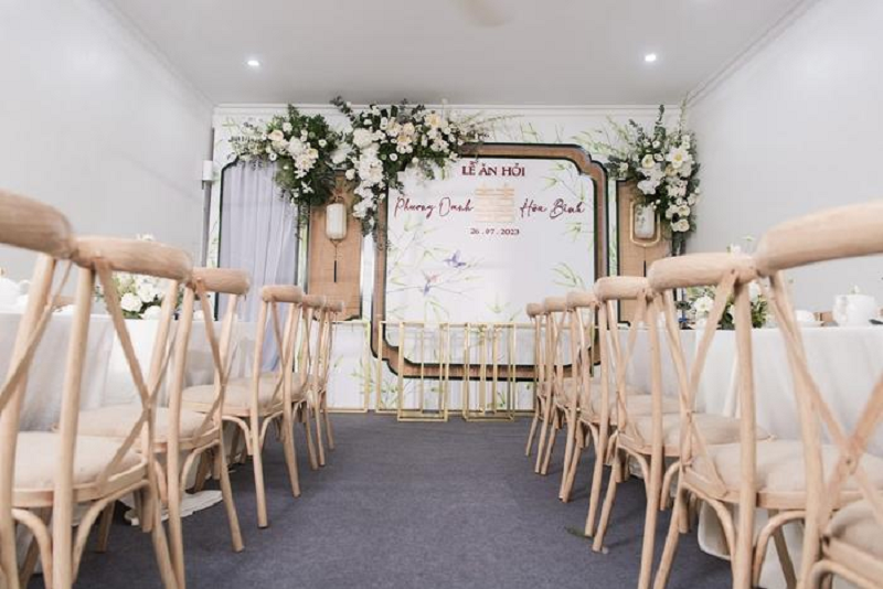 Phương Oanh và Shark Bình sử dụng 600 bông hoa sen và rất nhiều loại hoa nhập khẩu khác như tulip, hồng, lan hồ điệp để trang trí cho không gian lễ ăn hỏi. Ảnh: Saostar.