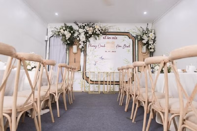 Phương Oanh và Shark Bình sử dụng 600 bông hoa sen và rất nhiều loại hoa nhập khẩu khác như tulip, hồng, lan hồ điệp để trang trí cho không gian lễ ăn hỏi. Ảnh: Saostar.