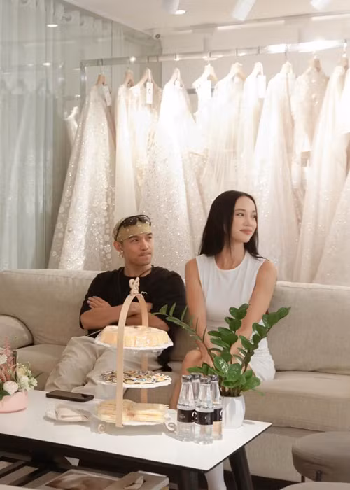 Trước lễ ăn hỏi, Vũ Ngọc Anh đi thử váy cưới. Ảnh: FBNV.