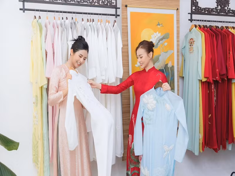 Ít ngày trước, Phương Oanh đi thử áo dài cho lễ ăn hỏi. Ảnh: FB Ngọc Hân.