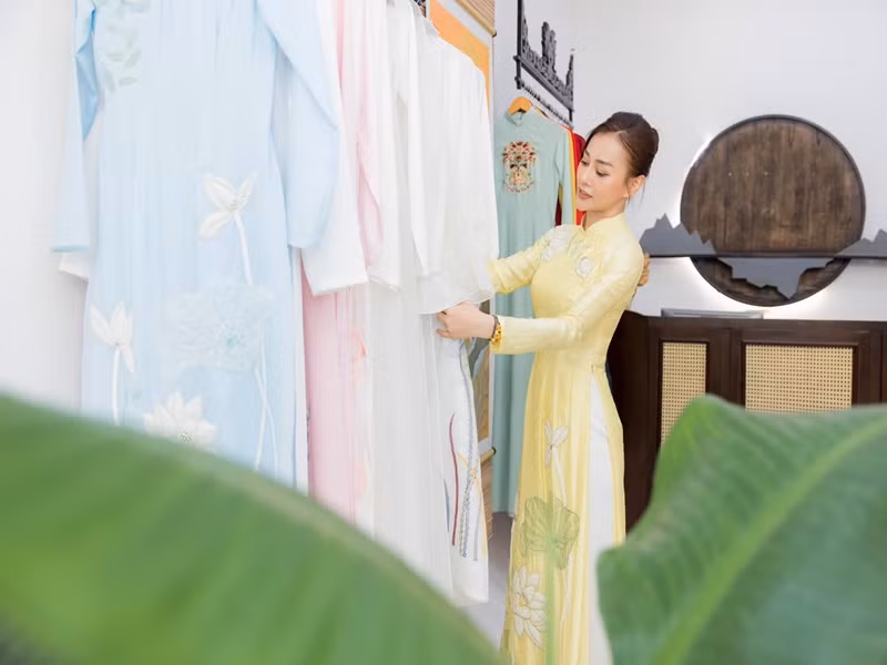 Hoa hậu Ngọc Hân chia sẻ, Phương Oanh thích hoa sen nên cô đã thiết kế 3 mẫu áo lấy cảm hứng từ loài hoa này. Ảnh: FB Ngọc Hân.