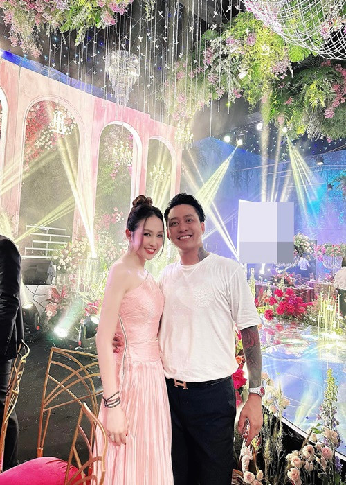 Hương Baby - vợ ca sĩ Tuấn Hưng vừa xinh đẹp vừa tài giỏi. Cô là chủ chuỗi thương hiệu làm đẹp, ăn uống, mỹ phẩm.