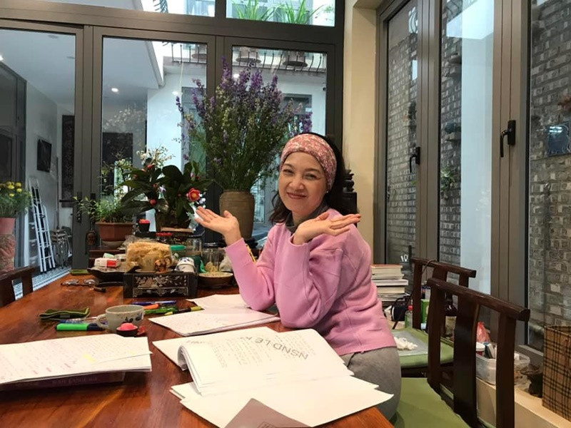 Cô nhớ lại: “Anh đã rất mất hứng và tôi bỗng nghĩ mình không đúng vì làm anh mất mặt. Chúng tôi đến một tiệm đá quý và tôi chỉ định mua tạm một chiếc nào đó vì vòng nào mình cũng đeo được. Trong khi chờ, tôi đi xem vòng quanh và thấy quá nhiều màu đẹp. Cuối cùng, tôi mua… 5 màu khác nhau”. Ảnh: FBNV.