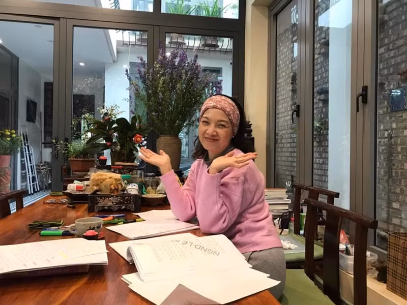 Cô nhớ lại: “Anh đã rất mất hứng và tôi bỗng nghĩ mình không đúng vì làm anh mất mặt. Chúng tôi đến một tiệm đá quý và tôi chỉ định mua tạm một chiếc nào đó vì vòng nào mình cũng đeo được. Trong khi chờ, tôi đi xem vòng quanh và thấy quá nhiều màu đẹp. Cuối cùng, tôi mua… 5 màu khác nhau”. Ảnh: FBNV.