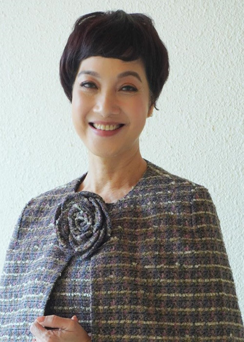 Đầu năm 2023, nghệ sĩ Lê Khanh chia sẻ trên Dân Trí, cô thấy biết ơn khi chồng hỗ trợ sự nghiệp diễn xuất. "Không bao giờ tôi quên nhắc đến anh và biết ơn anh sau những thành tựu của mình", nữ nghệ sĩ bày tỏ. Ảnh: FBNV.