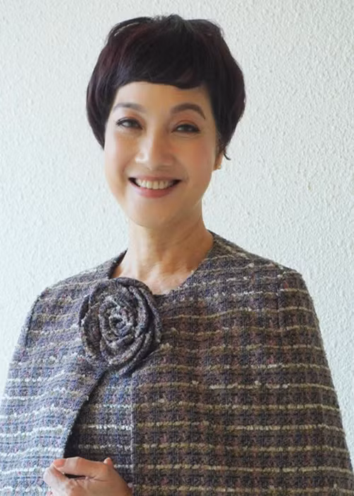 Đầu năm 2023, nghệ sĩ Lê Khanh chia sẻ trên Dân Trí, cô thấy biết ơn khi chồng hỗ trợ sự nghiệp diễn xuất. "Không bao giờ tôi quên nhắc đến anh và biết ơn anh sau những thành tựu của mình", nữ nghệ sĩ bày tỏ. Ảnh: FBNV.