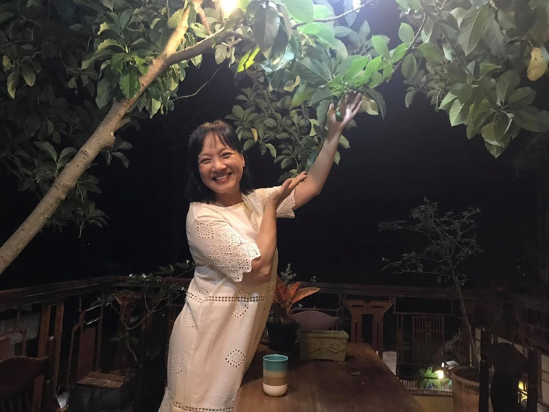 Diễn viên Lê Khanh còn từng cho biết, chồng cô có nhiều hành động lãng mạn với vợ. “Anh hiểu “mụ vợ” của mình chả cần những thứ cao sang, chỉ mấy nhành hoa và chút không khí là cười tít mắt. Nên khi những buổi gió heo may hay sương sớm, anh chở vợ đi một vòng là xong”, Công An Nhân Dân Online dẫn lời nữ nghệ sĩ. Ảnh: FBNV.