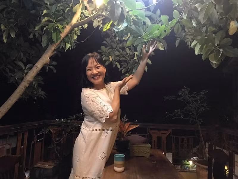 Diễn viên Lê Khanh còn từng cho biết, chồng cô có nhiều hành động lãng mạn với vợ. “Anh hiểu “mụ vợ” của mình chả cần những thứ cao sang, chỉ mấy nhành hoa và chút không khí là cười tít mắt. Nên khi những buổi gió heo may hay sương sớm, anh chở vợ đi một vòng là xong”, Công An Nhân Dân Online dẫn lời nữ nghệ sĩ. Ảnh: FBNV.