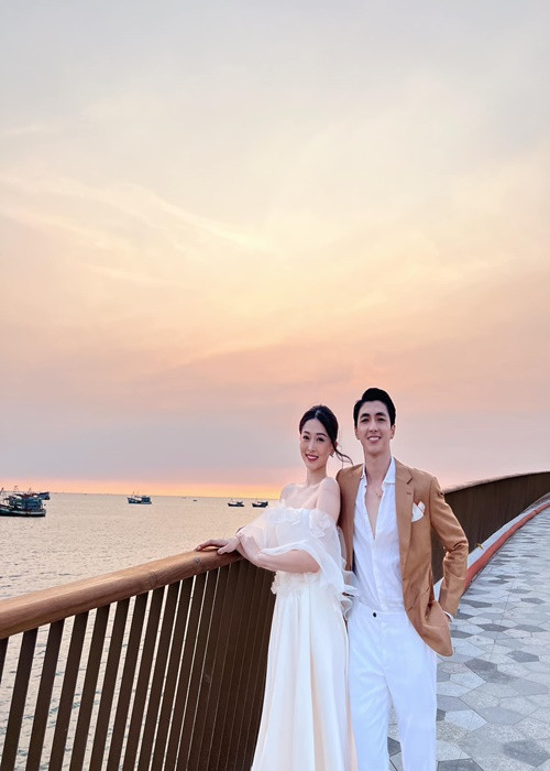 Mới đây, dưới một bài đăng nói về Hoa hậu Ý Nhi và bạn trai, Bình An để lại bình luận: "Tôi hiểu rất rõ cảm giác của bạn ngay lúc này, tôi cũng đã suy nghĩ lung tung rất nhiều nhưng sau đó... Tôi mong hai bạn sẽ làm được". Ảnh: FBNV.