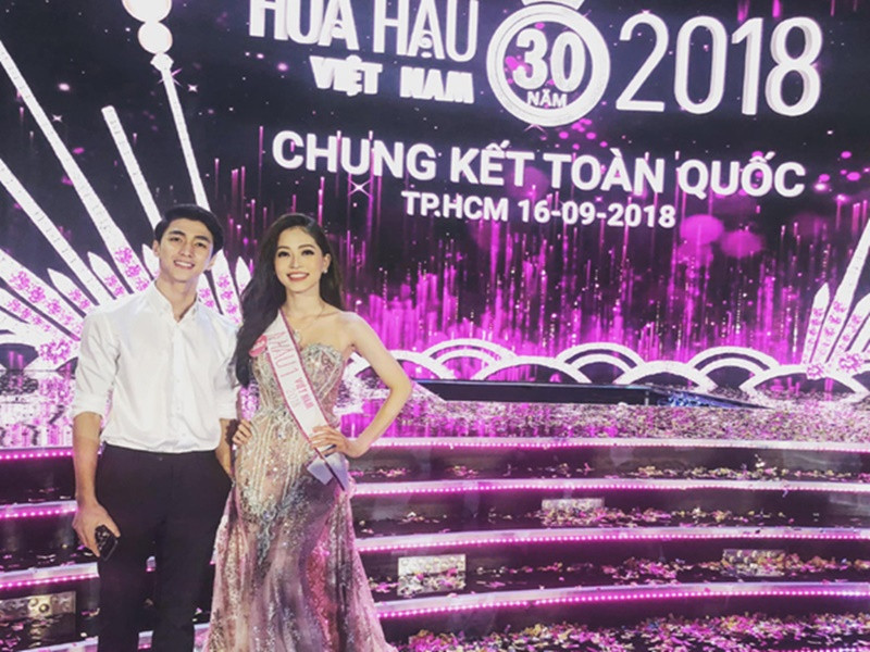 Bình An chia sẻ trên Tri Thức Xanh về việc Phương Nga quyết định tham gia Hoa hậu Việt Nam 2018: “Cũng có một chút lo lắng ở những ngày đầu tiên, khi Phương Nga nói: “Em sẽ đi thi hoa hậu”. Cái chuyện yêu đại gia, yêu người giàu có sau cuộc thi hoa hậu thì đúng là đương nhiên ai cũng nghĩ tới. Tuy nhiên khi suy nghĩ kỹ lại thì điều quan trọng nhất vẫn là hai đứa yêu nhau vì cái gì? Tình cảm dành cho nhau như thế nào? Tôi đã bỏ qua mọi suy nghĩ xấu đó để ở bên cô ấy, thay vì ngăn cản cô ấy đi thi hoa hậu”. Ảnh: Gia Đình và Xã Hội.