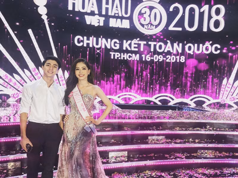 Bình An chia sẻ trên Tri Thức Xanh về việc Phương Nga quyết định tham gia Hoa hậu Việt Nam 2018: “Cũng có một chút lo lắng ở những ngày đầu tiên, khi Phương Nga nói: “Em sẽ đi thi hoa hậu”. Cái chuyện yêu đại gia, yêu người giàu có sau cuộc thi hoa hậu thì đúng là đương nhiên ai cũng nghĩ tới. Tuy nhiên khi suy nghĩ kỹ lại thì điều quan trọng nhất vẫn là hai đứa yêu nhau vì cái gì? Tình cảm dành cho nhau như thế nào? Tôi đã bỏ qua mọi suy nghĩ xấu đó để ở bên cô ấy, thay vì ngăn cản cô ấy đi thi hoa hậu”. Ảnh: Gia Đình và Xã Hội.