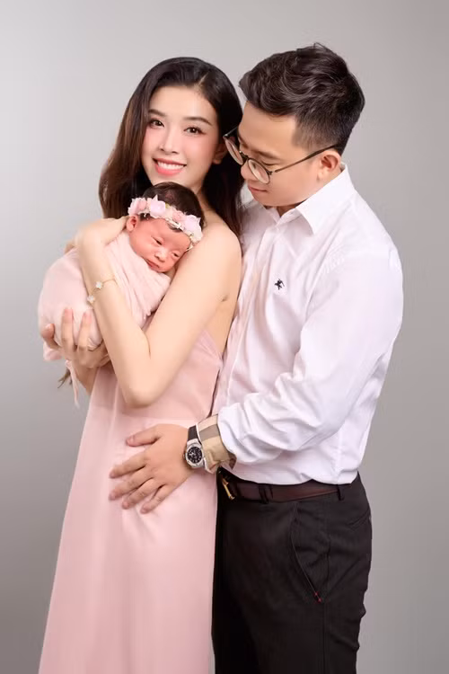 Giống Phương Nga, Thúy An cũng kết hôn với nửa kia đã ủng hộ cô thi nhan sắc. Hiện tại, Thúy An và chồng tiến sĩ có một cô con gái chung. Ảnh: FBNV.